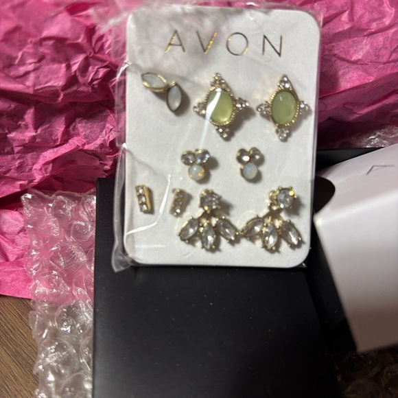 Avon items: mini memo paper, pen, & mirror; 10 pairs of earrings; bracelet. - Picture 8 of 11